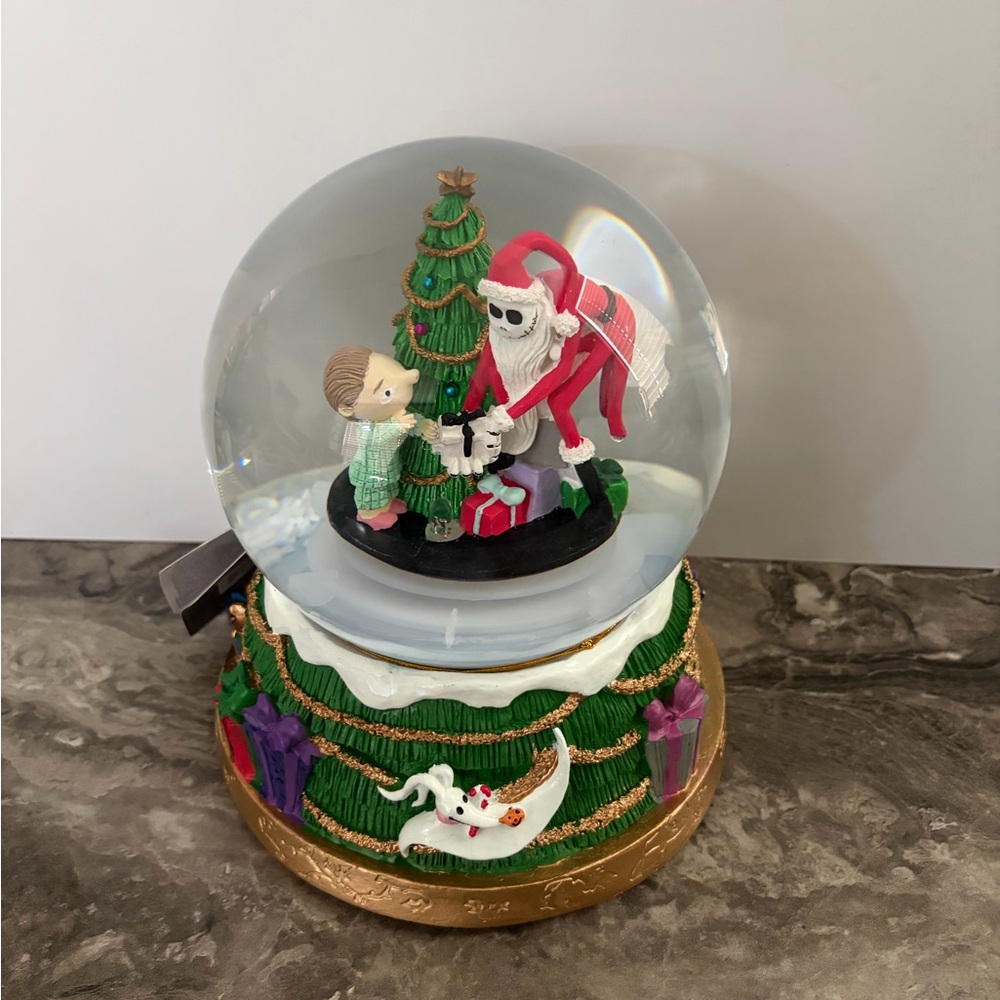 Christmas Snow Globe‎ with Santa and Tree